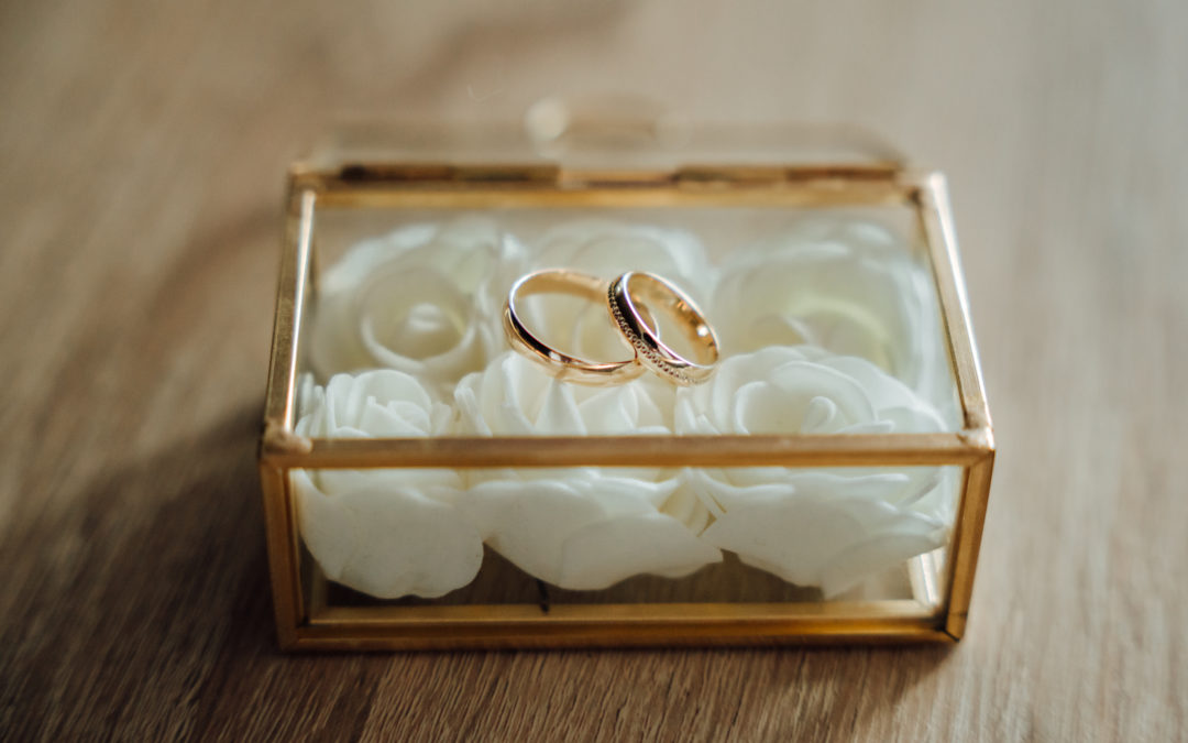 Ślub w trudnych czasach – czy i ile można zaoszczędzić na uroczystości weselnej?